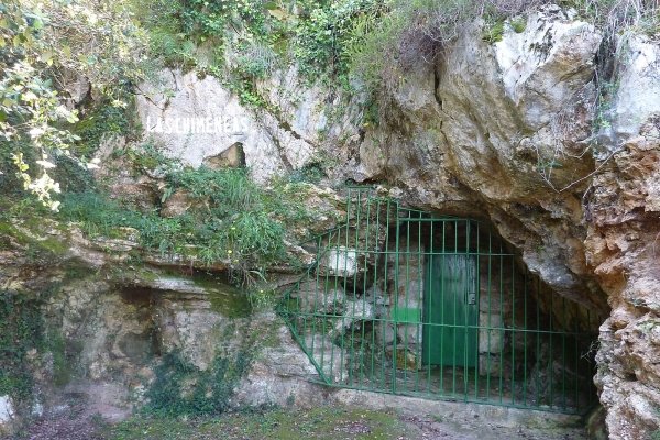 Cueva_de_Las_Chimeneas,Puente_Viesgo_(Cantabria).